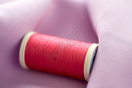 缝纫,工艺,缝纫裁剪红线线轴布上布上的红线线轴图片