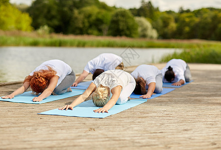 健身,运动,瑜伽健康的生活方式群人孩子的姿势河流湖泊泊位群人户外瑜伽练图片