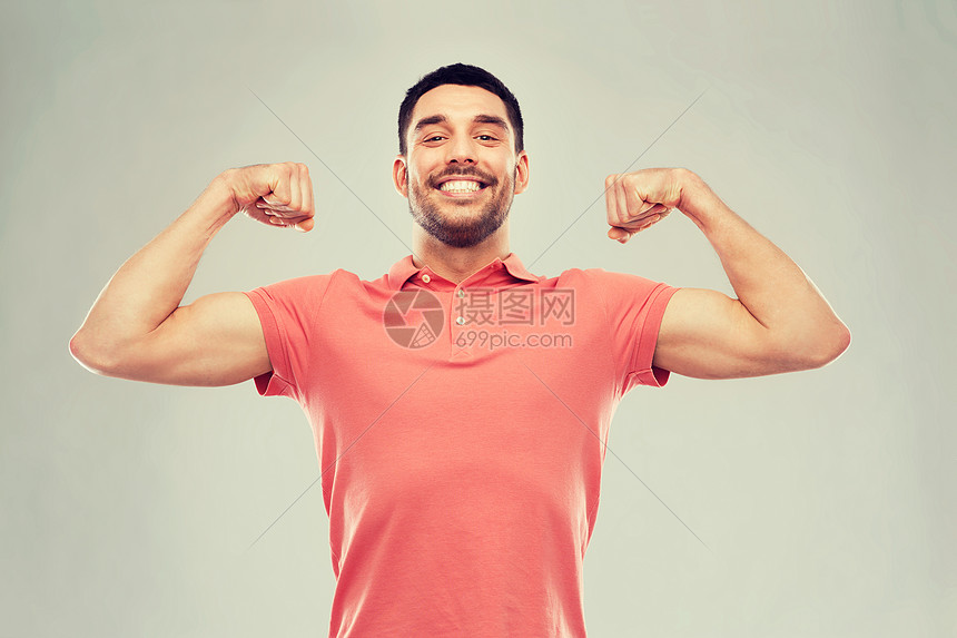 力量 健身 运动人的快乐微笑的轻微笑的人头肌灰色的背景微笑的男人灰色的背景上展示头肌高清图片下载 正版图片 摄图网