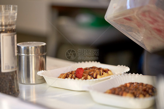 食物,甜点饮食华夫饼与草莓酱油纸盘木叉华夫饼加草莓纸盘叉子上图片