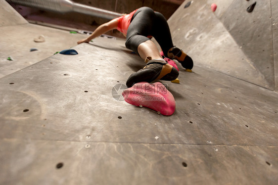 健身,极限运动,抱石,人健康的生活方式轻女室内攀岩健身房锻炼的脚脚女人室内攀岩健身房锻炼图片