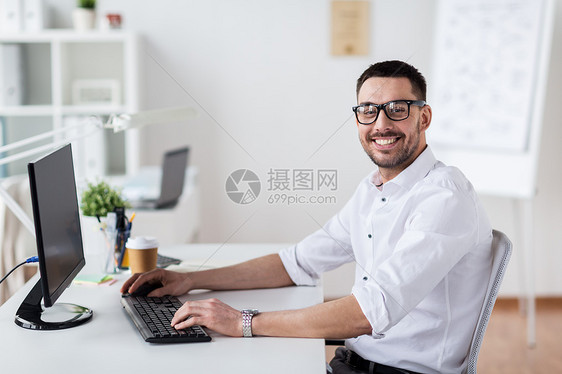 商业,人技术快乐的商人办公室电脑键盘上打字商人办公室电脑键盘上打字图片