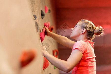 健身,极限运动,抱石,人健康的生活方式轻女室内攀岩健身房锻炼轻女子室内攀岩健身房锻炼图片