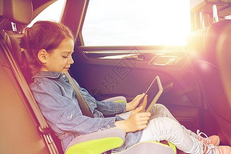 交通,公路旅行,旅游,技术人的快乐的小女孩与平板电脑驾驶汽车安全座椅快乐的小女孩,平板电脑开车图片
