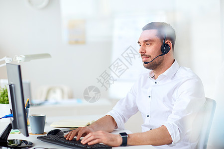 沟通,商业,人技术微笑的商人帮助热线运营商与耳机电脑打字办公室办公室带耳机电脑的商人图片