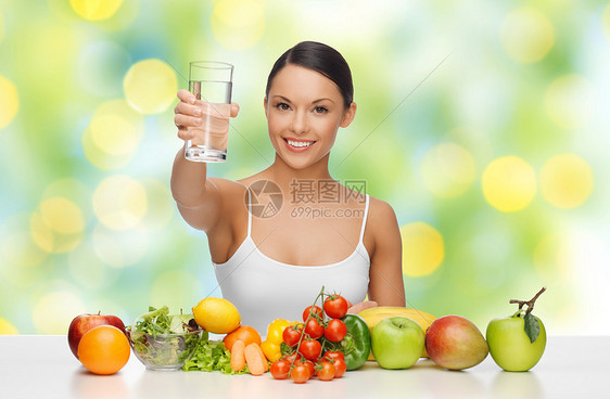 人,饮食,健康饮食食物快乐的女人,绿色的夏季灯光背景下,桌子上杯水,水果蔬菜快乐的女人喝杯水健康的食物图片