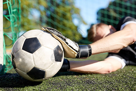 运动人足球运动员守门员躺球场上的足球球门上守门员球场上的足球进球背景图片