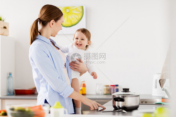 家庭,食物,健康饮食人的快乐的母亲小女婴家里厨房饭快乐的母亲婴儿家里厨房饭图片