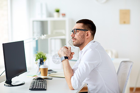 商业,人技术商人戴着眼镜坐办公室电脑思考戴眼镜的商人坐办公室电脑前图片