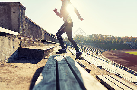 健身,运动,锻炼人的近距离的轻妇女跑楼上的体育场体育场楼上跑步的女人图片