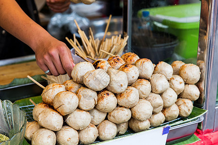 烹饪,亚洲厨房,人食品销售卖家手与肉丸街头市场卖方街头市场手肉丸背景图片
