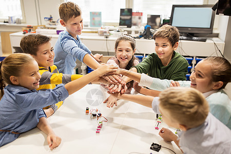 教育,儿童,技术,科学人的群快乐的孩子机器人课上建造机器人,并手拉手快乐的孩子机器人学校牵手背景图片