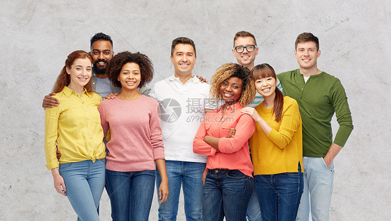 多样种族族裔人的灰色背景下快乐微笑的男女国际群体国际上群快乐微笑的人图片