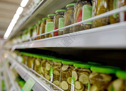 销售购物食品消费主义杂货店超市货架上的泡菜罐杂货店超市货架上的泡菜罐图片