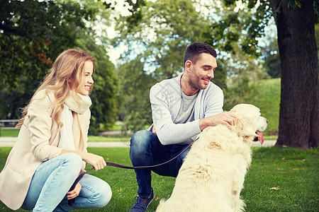家庭,宠物,动物人的幸福的夫妇与拉布拉多猎犬城市公园散步幸福的夫妇拉布拉多狗城市散步图片