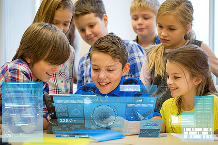 教育,小学,学,技术人的群平板电脑的孩子课堂上玩得很开心,虚拟屏幕投影,虚拟屏幕投影群教室里平图片
