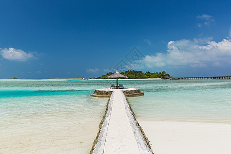旅行,旅游,假期暑假的道路露台露台与帕拉帕日光浴床马尔代夫海滩露台露台,海滩上帕拉帕日光浴床图片