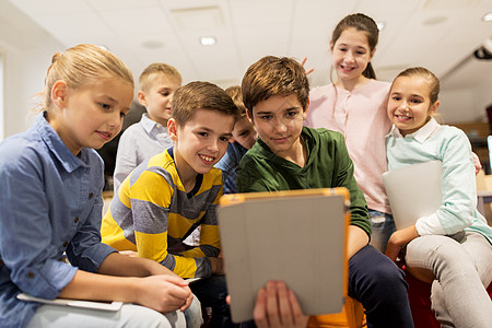 教育,儿童,技术人的群快乐的孩子学校用平板电脑学群快乐的孩子学校用平板电脑图片