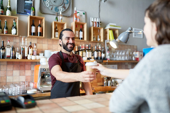 小企业,人,外卖服务理念快乐的人服务员给咖啡店的顾客纸杯热饮料咖啡店招待顾客的男人服务员图片