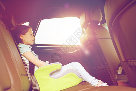 家庭,交通,公路旅行人们的快乐的小女孩安全的座位上开车家庭带孩子安全座椅驾驶汽车图片