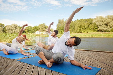 健身,运动,瑜伽健康的生活方式群人河流湖泊泊位上锻炼伸展群人户外瑜伽练图片