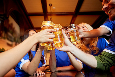 运动,足球,人休闲快乐的朋友球迷酒吧酒吧碰啤酒杯足球迷们体育酒吧碰啤酒杯背景图片