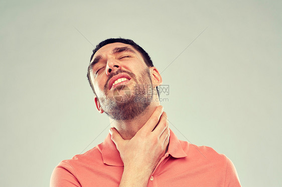 人,医疗保健问题幸的人触摸他的脖子喉咙疼痛的灰色背景男人摸脖子,喉咙痛图片