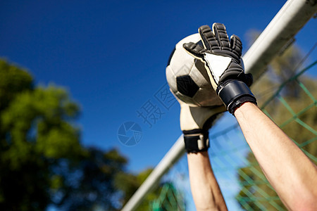 运动人足球运动员守门员球场上的足球球门手接球守门员球场上的足球进球图片