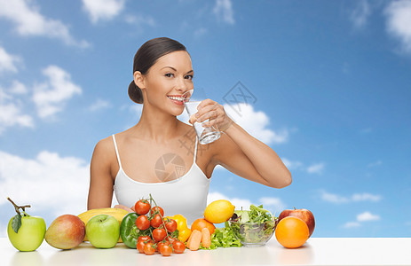 人,饮食,健康饮食饮食快乐的女人喝水璃,水果蔬菜蓝天云彩的背景快乐的女人喝杯水健康的食物图片