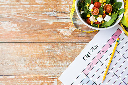 健康的饮食,食物,减肥减肥的用测量磁带沙拉来完成饮食计划纸饮食计划餐桌上的食物图片