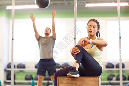 运动,训练人的男人锻炼与药球女人跟踪时间健身跟踪器健身房健身房里球健身追踪器的男人女人图片