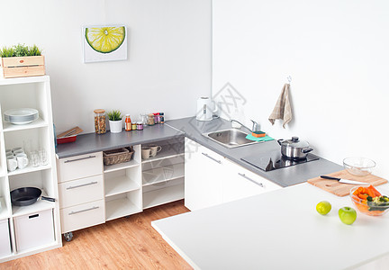 烹饪室内现代家庭厨房与厨房用具,食物香料桌子上现代家庭厨房内部与食物桌子上图片