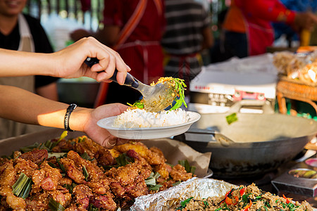 烹饪,亚洲厨房,人食品销售卖家手盘米饭,街头市场上供应冷锅皮拉夫菜肴街头市场出售米饭炒菜图片