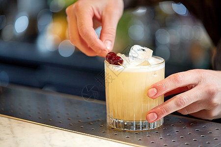 酒精饮料,人豪华调酒师添加樱桃璃准备鸡尾酒酒吧酒吧里杯鸡尾酒樱桃的酒保图片