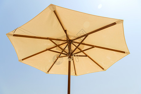 遮阳海滩设备的遮阳伞蓝天上蓝天上寄生图片