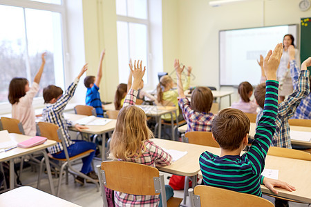 教育小学学人的群学生课堂上举手群学校的孩子教室里举手图片