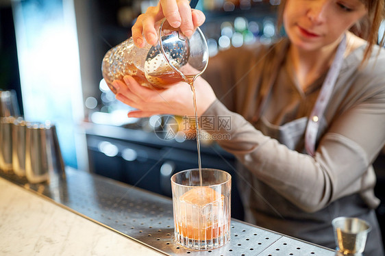 酒精饮料,人豪华女酒调师与璃水壶准备鸡尾酒酒吧调酒师用璃水壶准备鸡尾酒图片