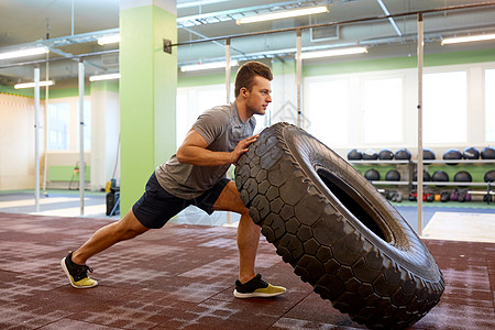 强壮,健美,运动,健身人的轻人健身房轮胎翻训练健身房强人轮胎翻训练的男人图片