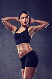 运动,健身,健美,举重人的轻的女人健身房摆姿势展示肌肉轻女子健身房里摆姿势展示肌肉图片