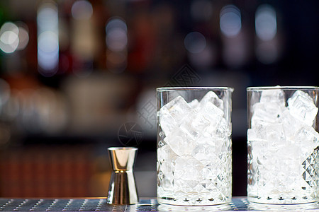 酒精饮料豪华两个老式眼镜与冰块夹具酒吧柜台酒吧柜台上冰夹具的眼镜图片