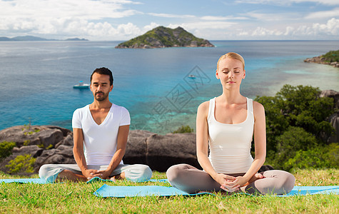 健身,运动,冥想人的快乐的夫妇瑜伽冥想户外自然背景海洋快乐的夫妇户外瑜伽冥想图片