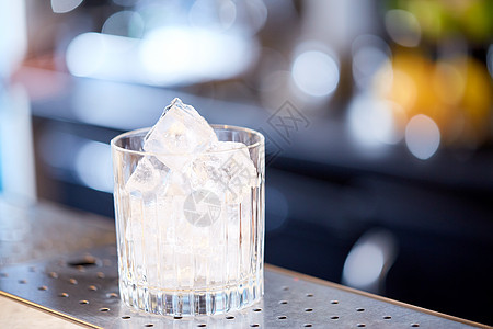 酒精饮料豪华杯鸡尾酒酒吧的冰块鸡尾酒吧的杯子里冰块图片