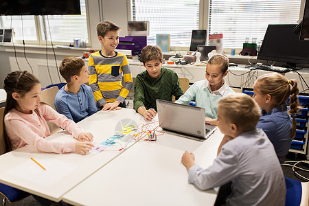 教育,儿童,技术,科学人的群快乐的孩子玩笔记本电脑发明工具包机器人学校的课程机器人学校发明工具包的孩子图片