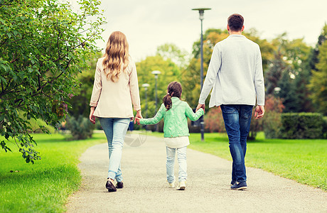 家庭,父母,收养人的快乐的母亲,父亲小女孩夏季公园散步快乐的家人夏天的公园散步图片