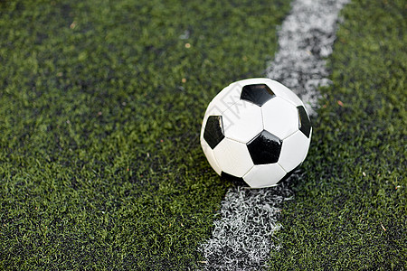 足球场上的运动足球球赛足球场标线上的足球背景图片