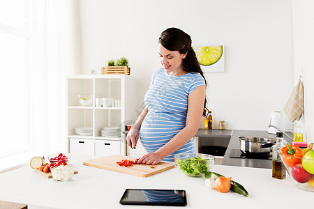 健康饮食,怀孕人的孕妇烹饪切樱桃西红柿家里厨房孕妇家煮蔬菜图片