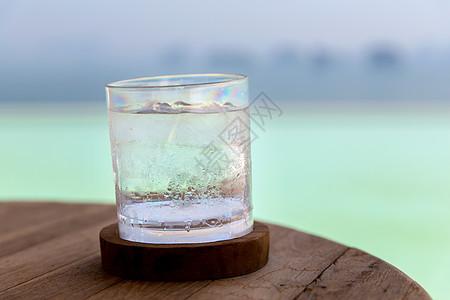 饮料豪华璃杯与冷水鸡尾酒酒吧桌子上酒吧桌上冷水鸡尾酒的璃杯图片