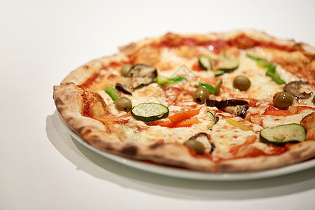 快餐,意大利菜,烹饪饮食比萨饼店的盘子上比萨饼披萨店把披萨放盘子里图片