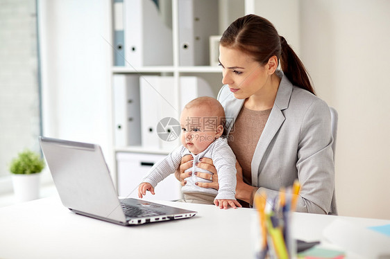 商业,母亲,多任务,家庭人的快乐的女商人与婴儿笔记本电脑办公室工作快乐的女商人办公室带着婴儿笔记本电脑图片