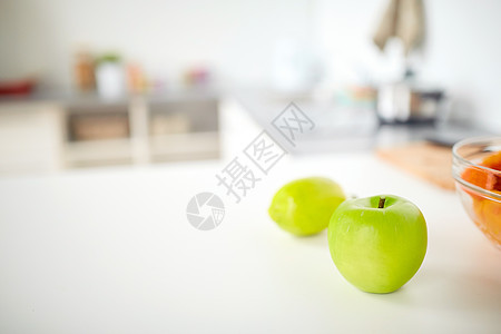 食物,烹饪健康饮食苹果家庭厨房桌子上家里厨房桌子上的苹果图片